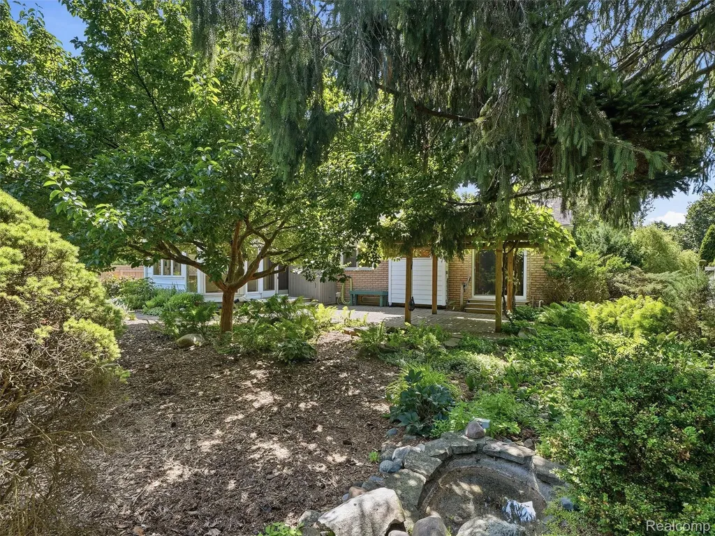 31526 Sunset Drive Beverly Hills Village MI 48025