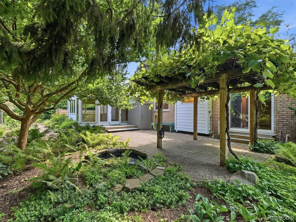 31526 Sunset Drive Beverly Hills Village MI 48025