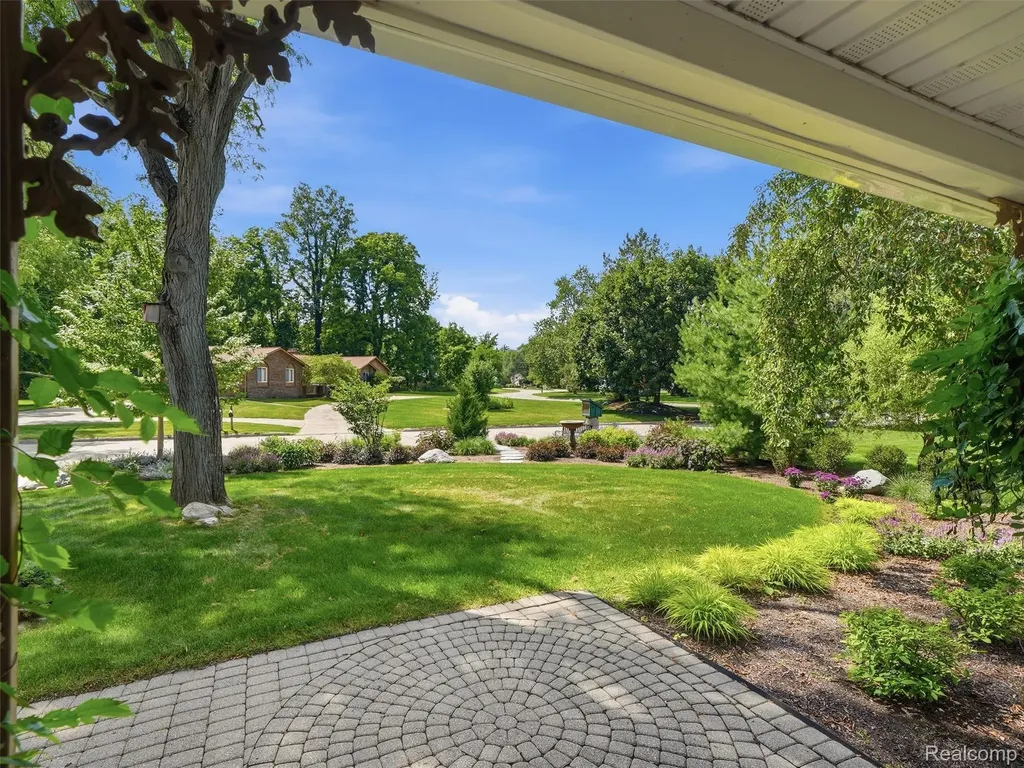 31526 Sunset Drive Beverly Hills Village MI 48025