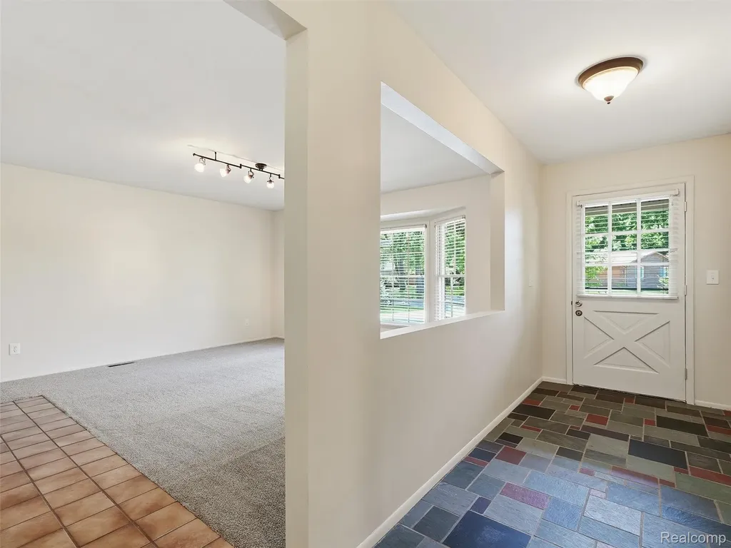 31526 Sunset Drive Beverly Hills Village MI 48025