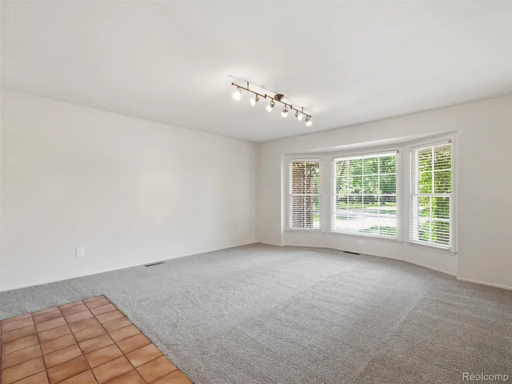 31526 Sunset Drive Beverly Hills Village MI 48025