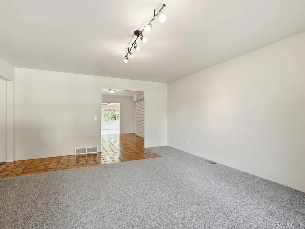 31526 Sunset Drive Beverly Hills Village MI 48025