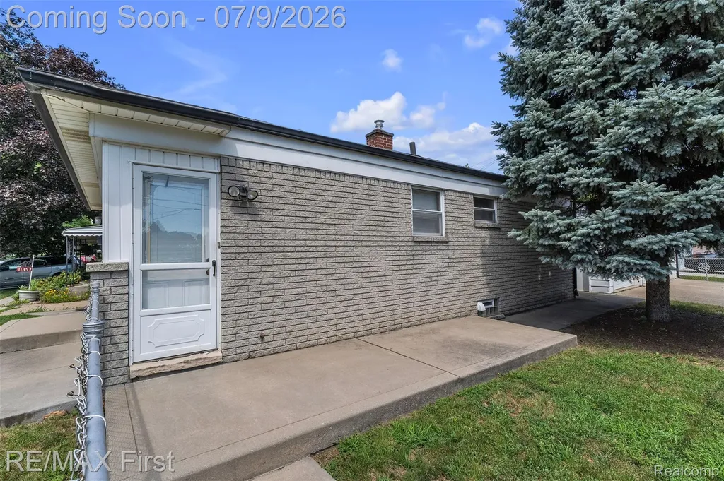 11363 Coolidge Avenue Warren City MI 48089