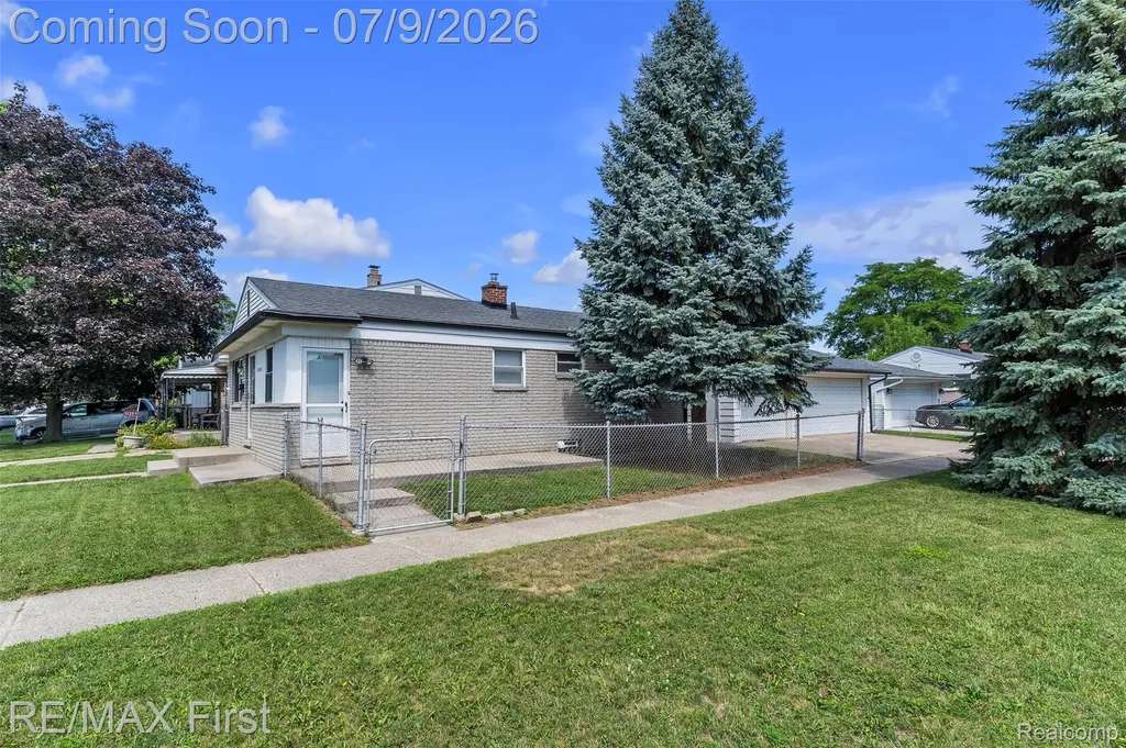 11363 Coolidge Avenue Warren City MI 48089