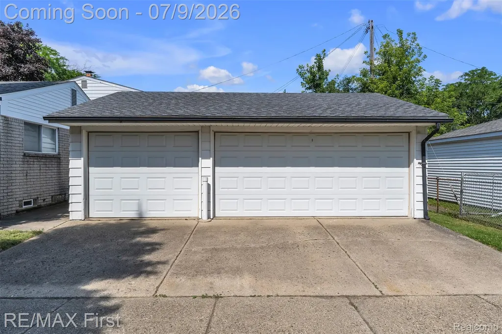 11363 Coolidge Avenue Warren City MI 48089