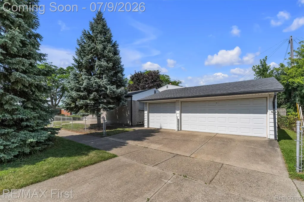 11363 Coolidge Avenue Warren City MI 48089