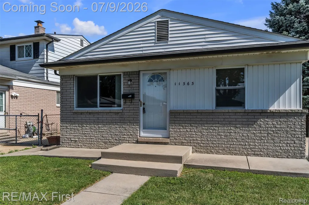 11363 Coolidge Avenue Warren City MI 48089