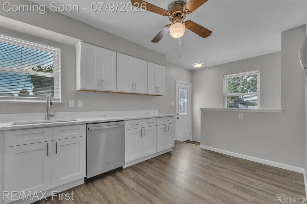 11363 Coolidge Avenue Warren City MI 48089