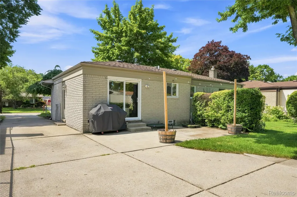 14215 Alpena Drive Sterling Heights City MI 48313