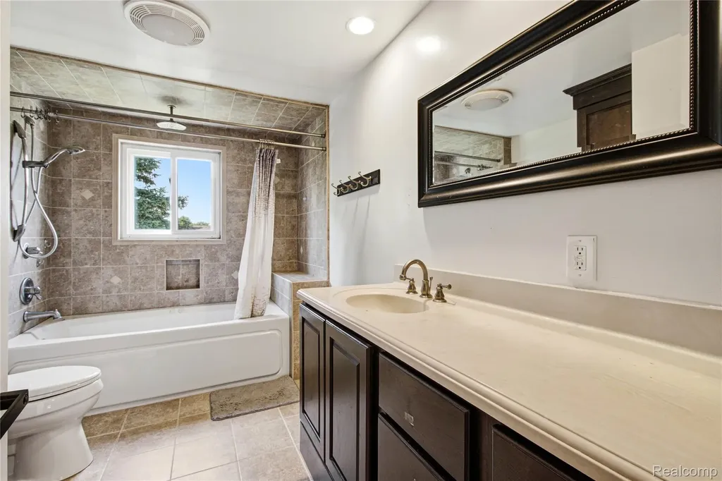 29305 Bon Mar Drive Warren City MI 48088