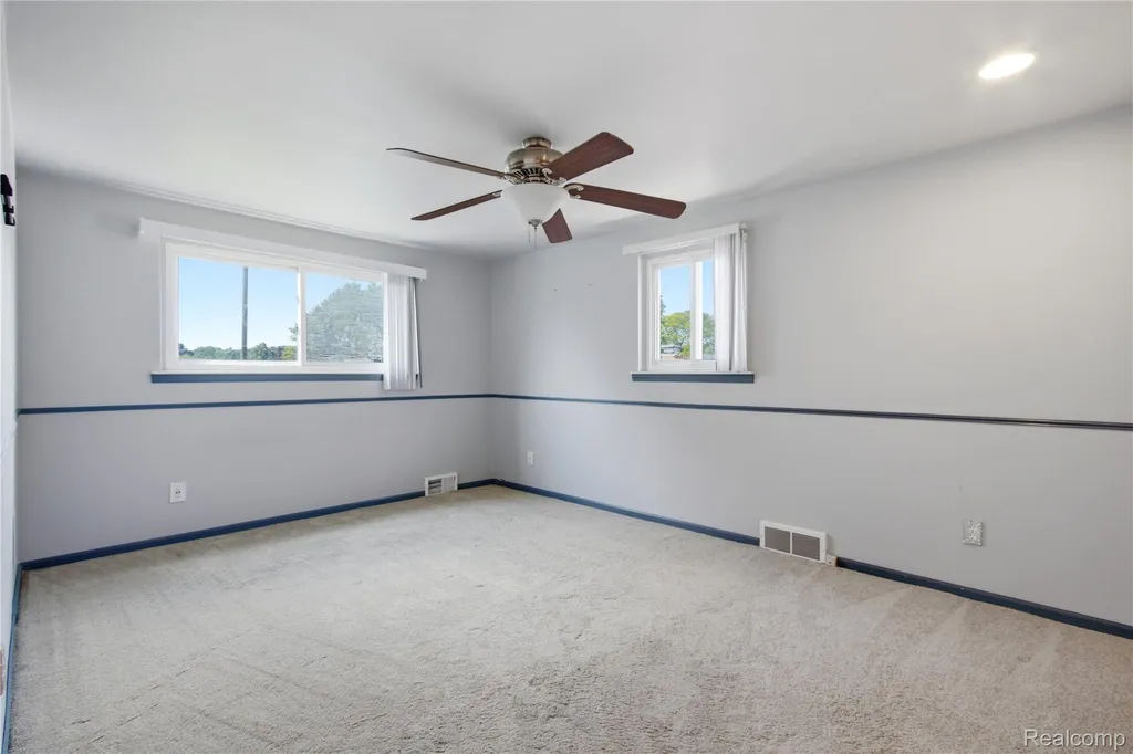 29305 Bon Mar Drive Warren City MI 48088
