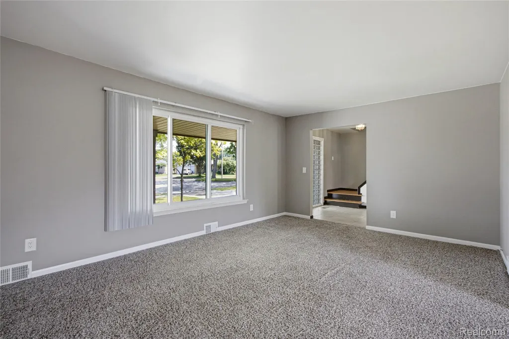 29305 Bon Mar Drive Warren City MI 48088