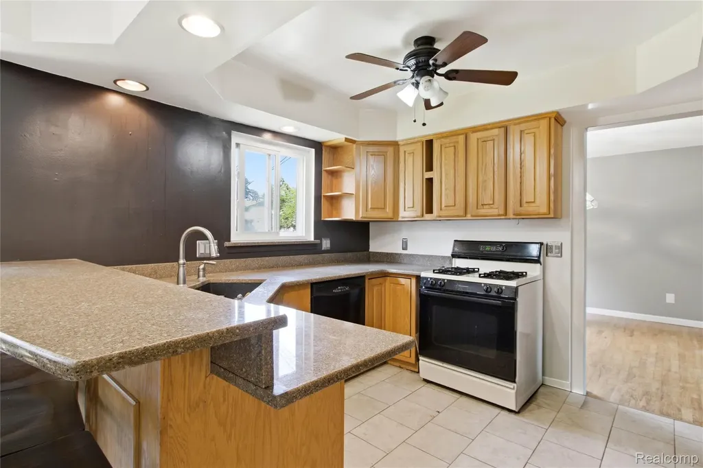29305 Bon Mar Drive Warren City MI 48088