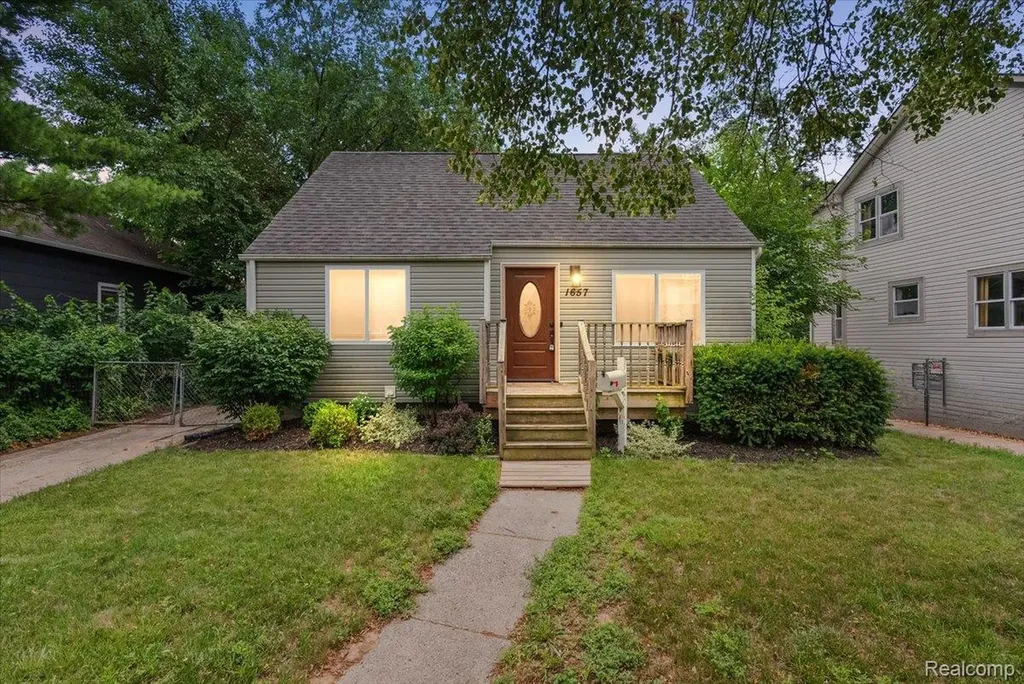 1657 W Troy Street Ferndale City MI 48220