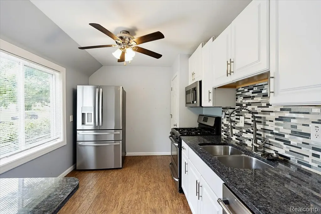 1657 W Troy Street Ferndale City MI 48220