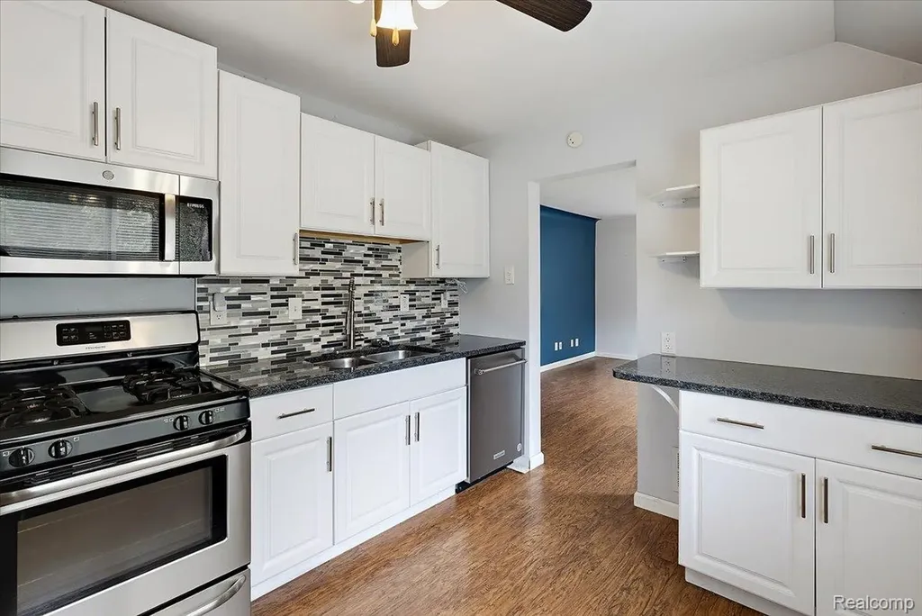 1657 W Troy Street Ferndale City MI 48220