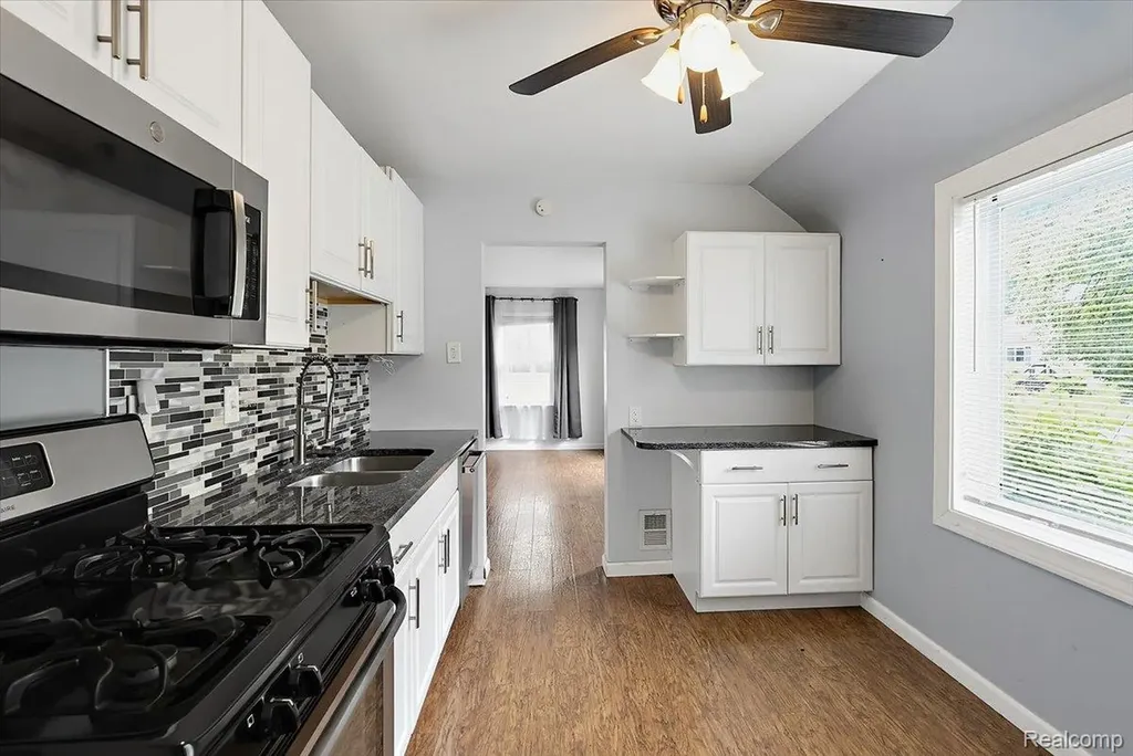 1657 W Troy Street Ferndale City MI 48220