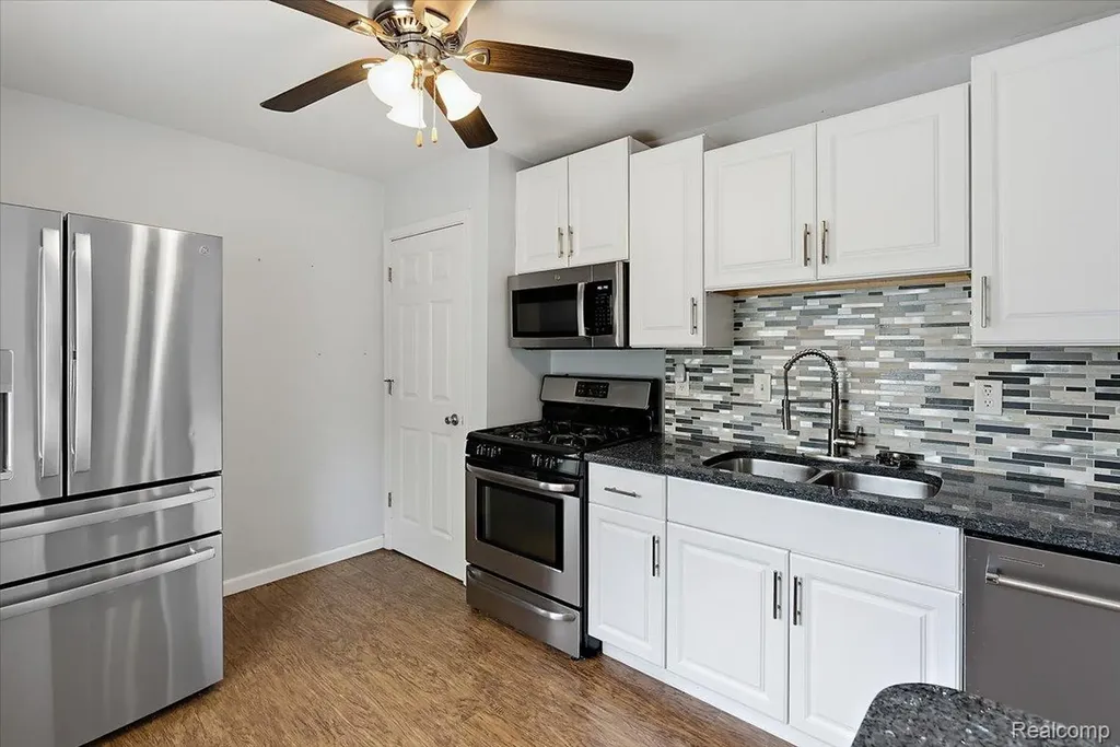1657 W Troy Street Ferndale City MI 48220