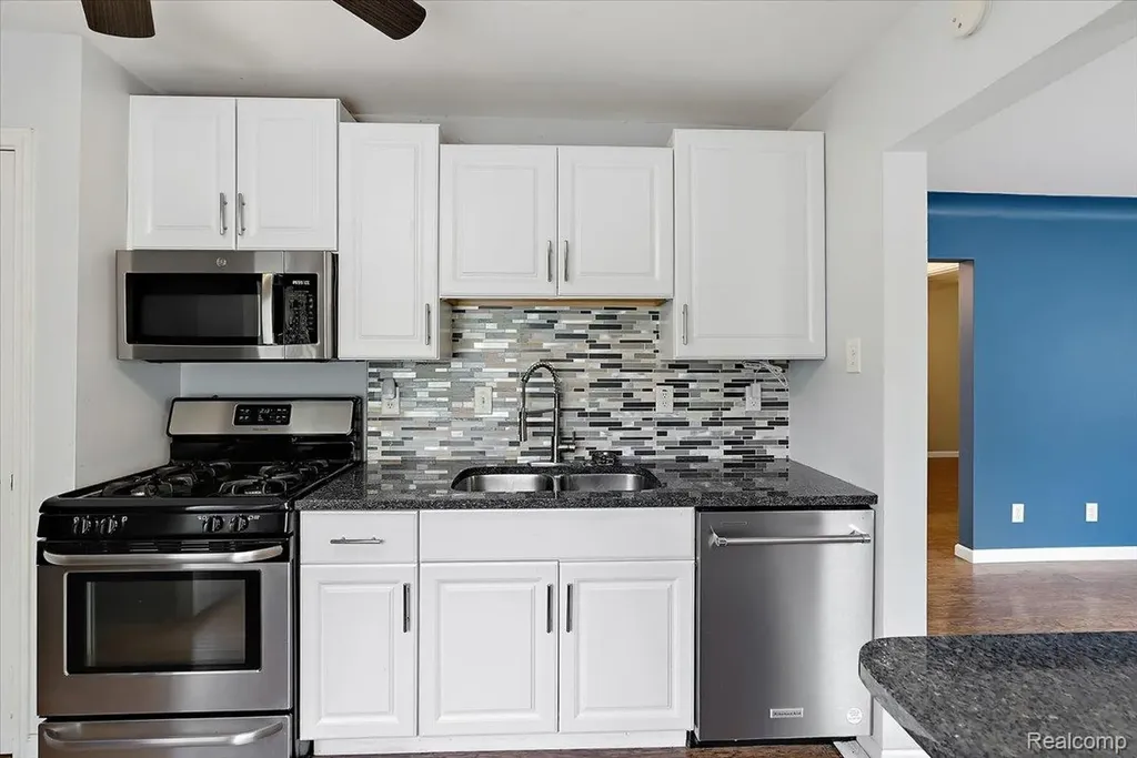 1657 W Troy Street Ferndale City MI 48220