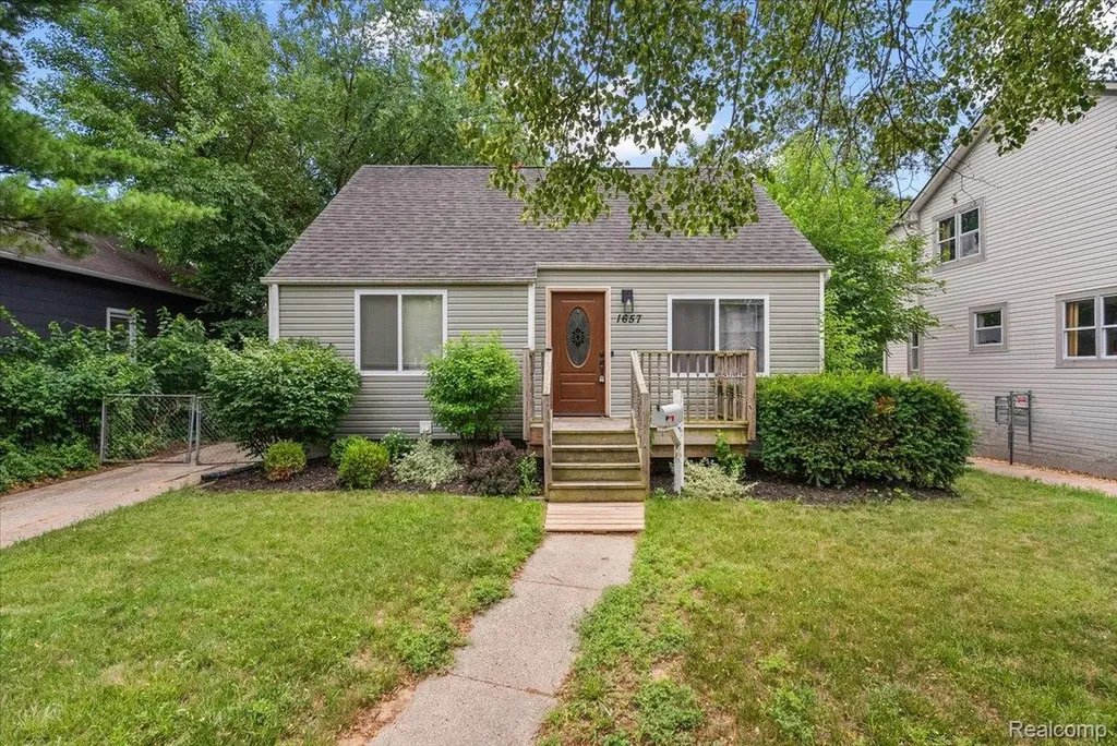 1657 W Troy Street Ferndale City MI 48220