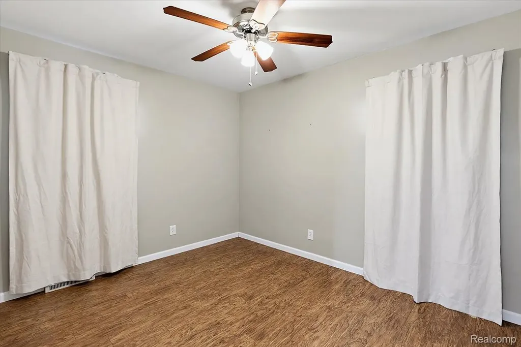 1657 W Troy Street Ferndale City MI 48220