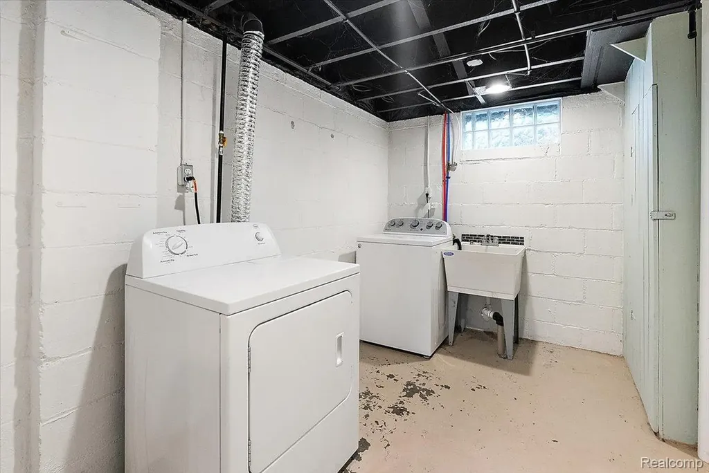 1657 W Troy Street Ferndale City MI 48220