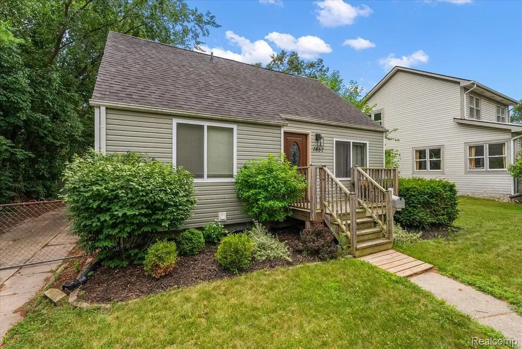 1657 W Troy Street Ferndale City MI 48220