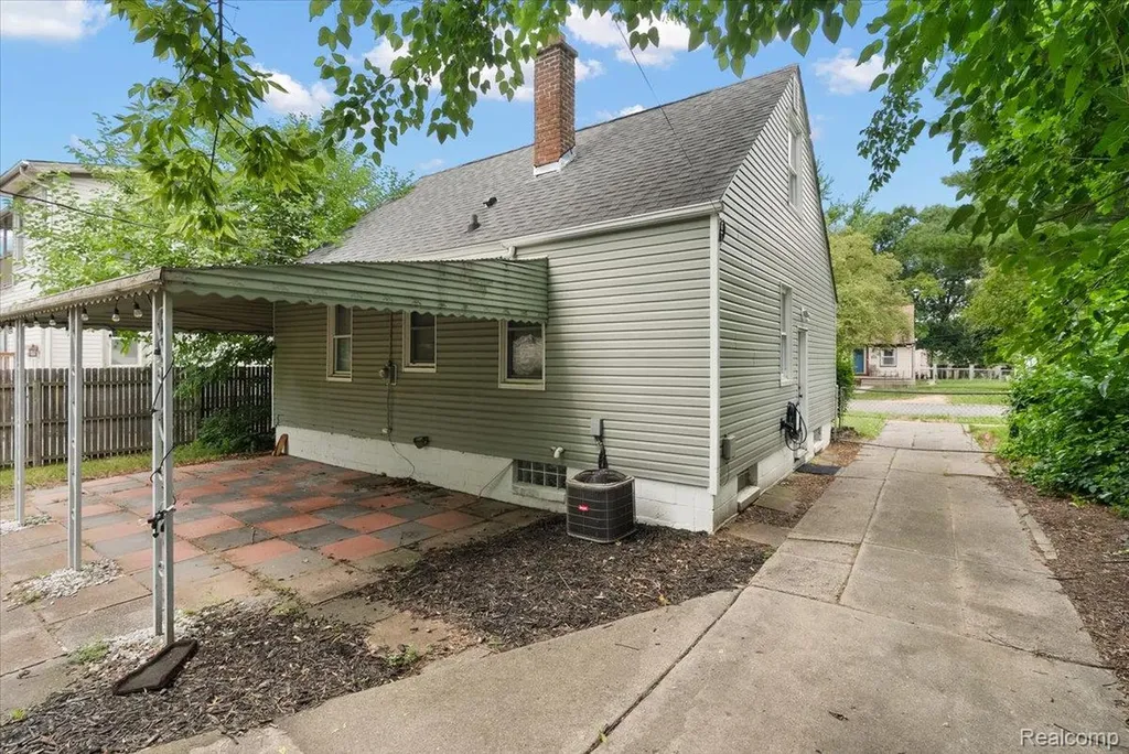 1657 W Troy Street Ferndale City MI 48220