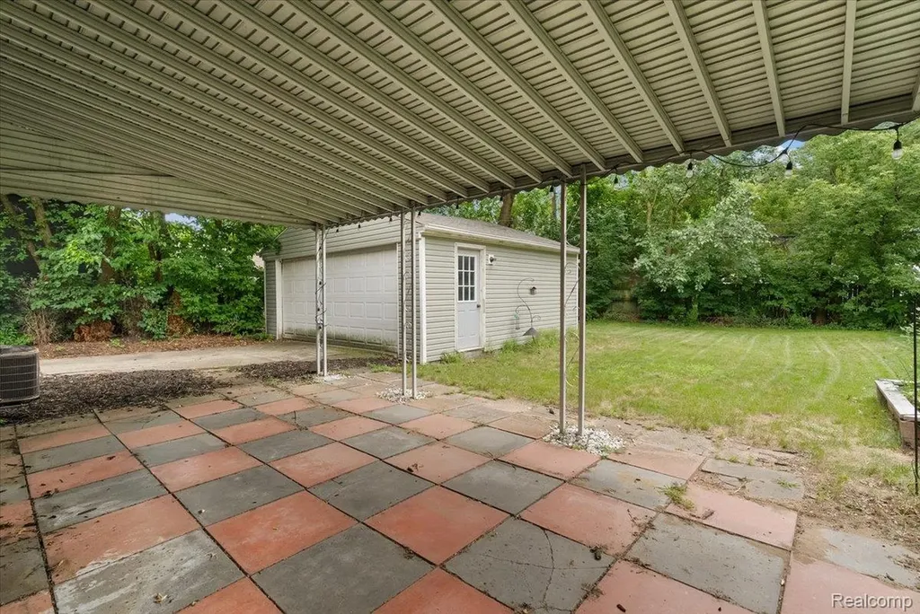 1657 W Troy Street Ferndale City MI 48220