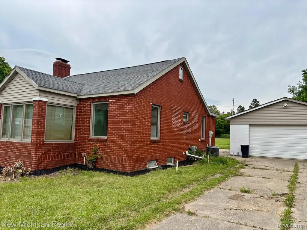 4469 S Saginaw Street Burton City MI 48529