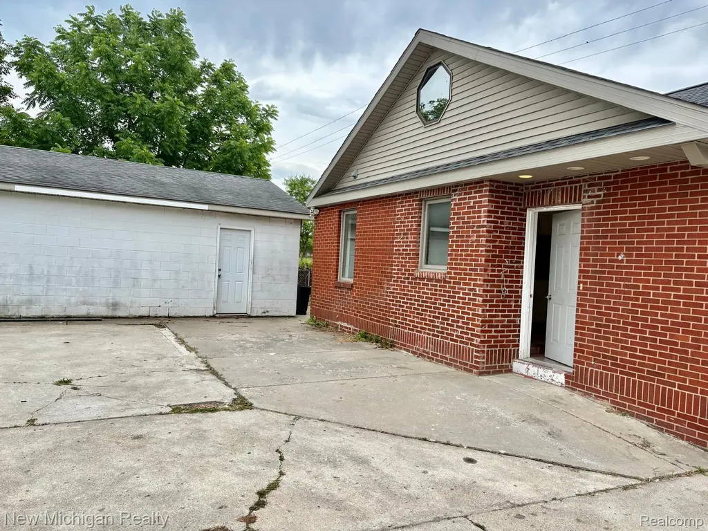 4469 S Saginaw Street Burton City MI 48529