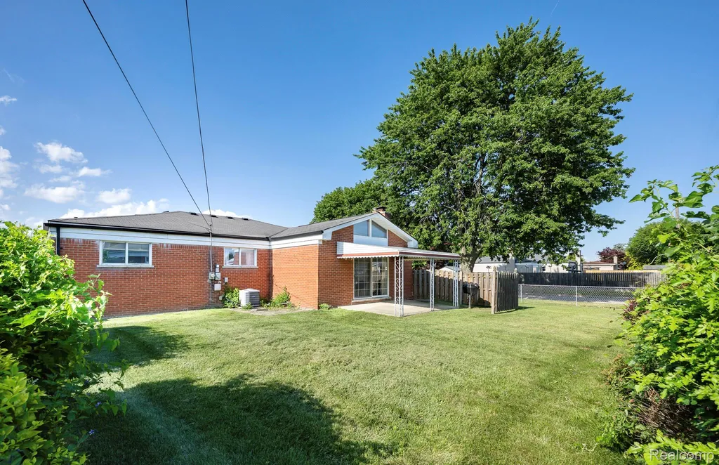 13256 Rosselo Avenue Warren City MI 48088