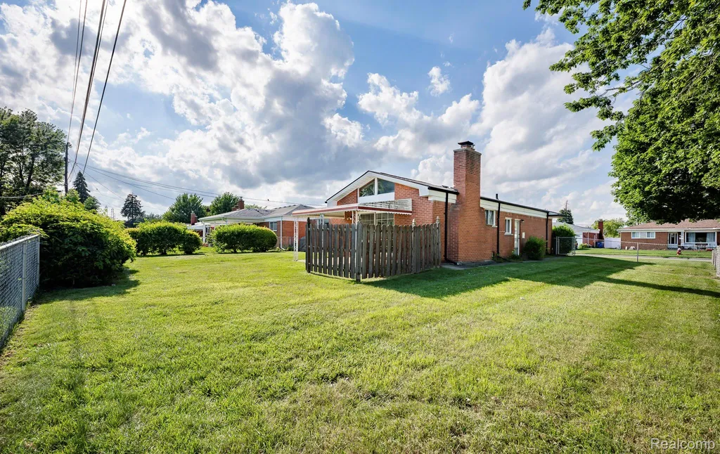 13256 Rosselo Avenue Warren City MI 48088