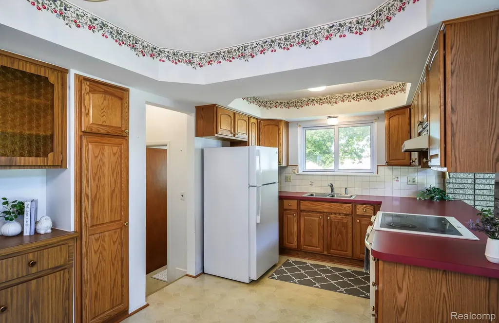 13256 Rosselo Avenue Warren City MI 48088