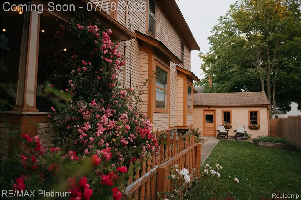 621 N Court Street Howell City MI 48843