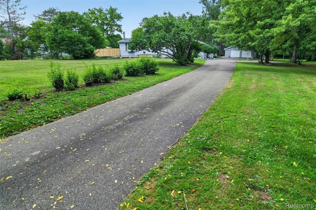 1437 E Cook Road Grand Blanc Charter Township MI 48439