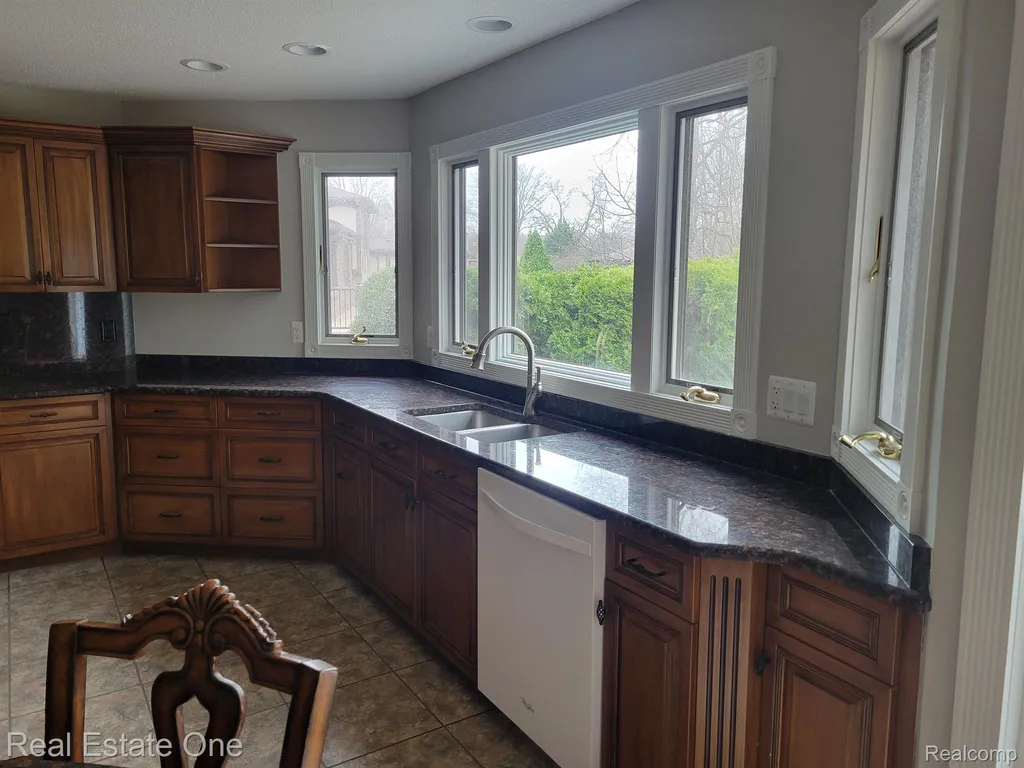 6927 Northpoint Drive Troy City MI 48085