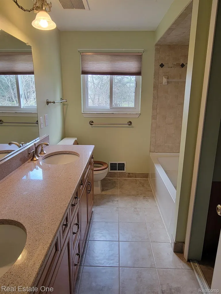 6927 Northpoint Drive Troy City MI 48085