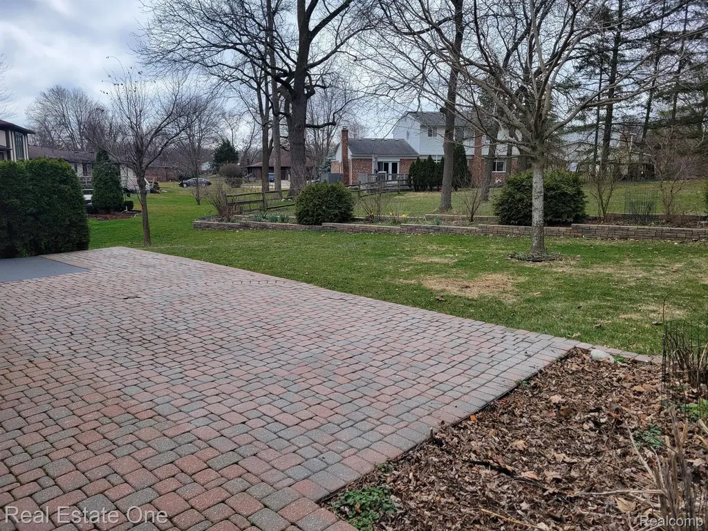 6927 Northpoint Drive Troy City MI 48085