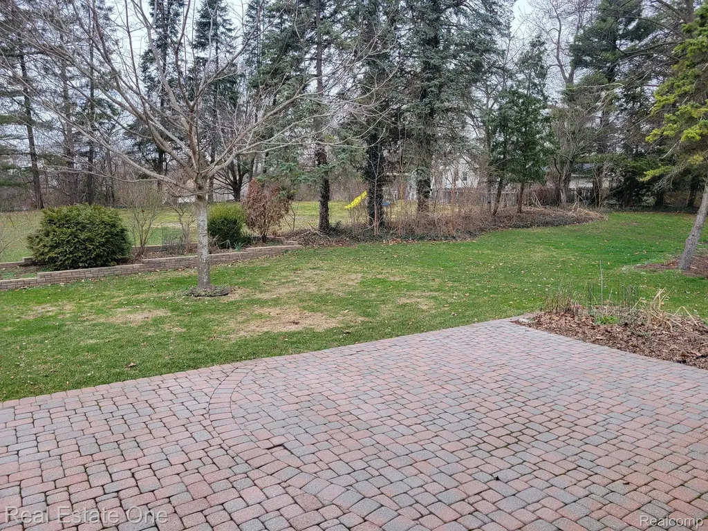6927 Northpoint Drive Troy City MI 48085