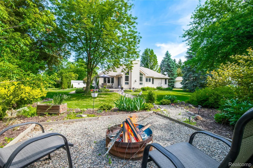 3483 Lahring Road Fenton Charter Township MI 48451