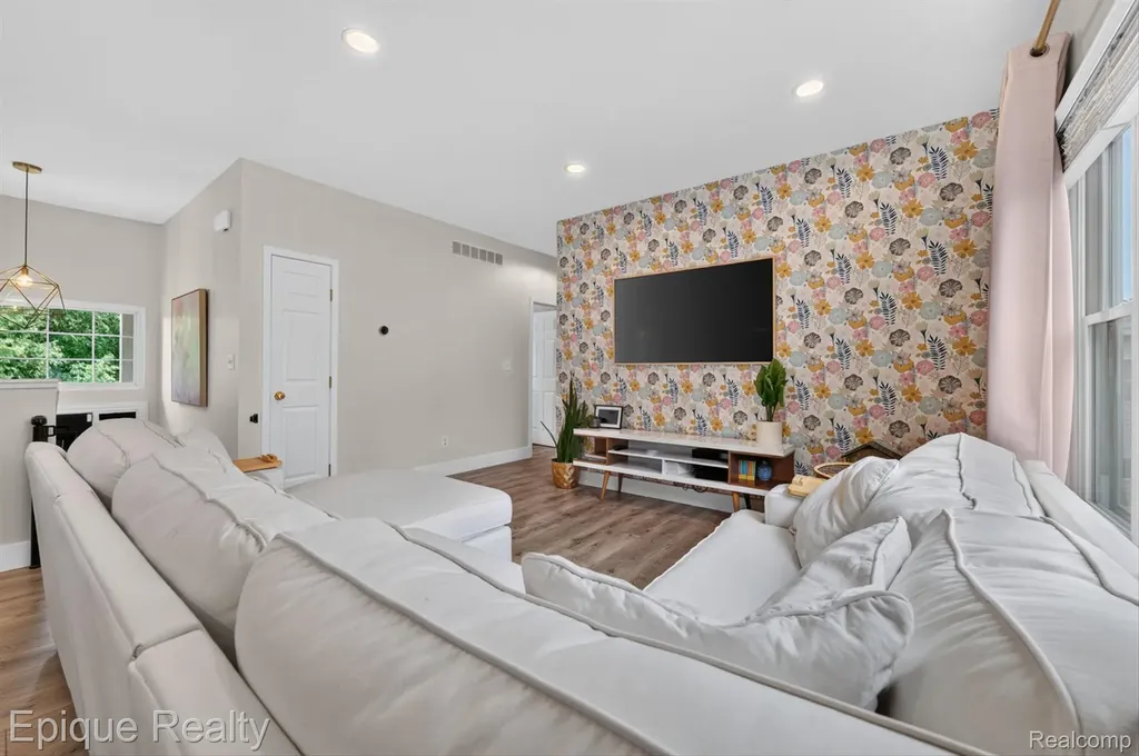 3036 Hawks Avenue Pittsfield Charter Township MI 48108
