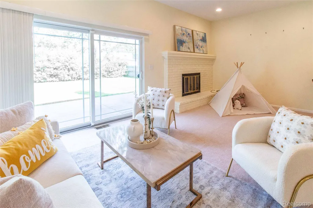 2118 Alexander Drive Troy City MI 48083