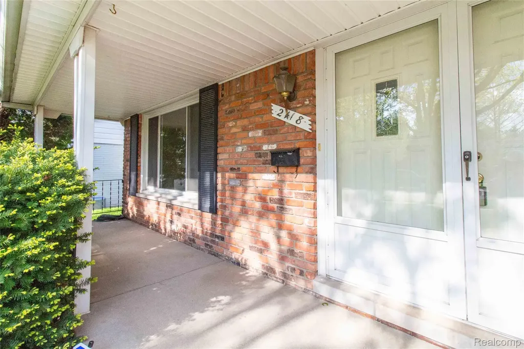 2118 Alexander Drive Troy City MI 48083