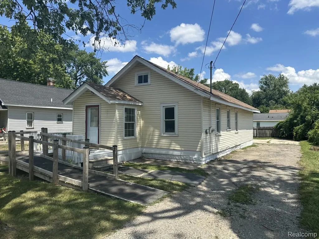 3241 Shaw Street Burton City MI 48529