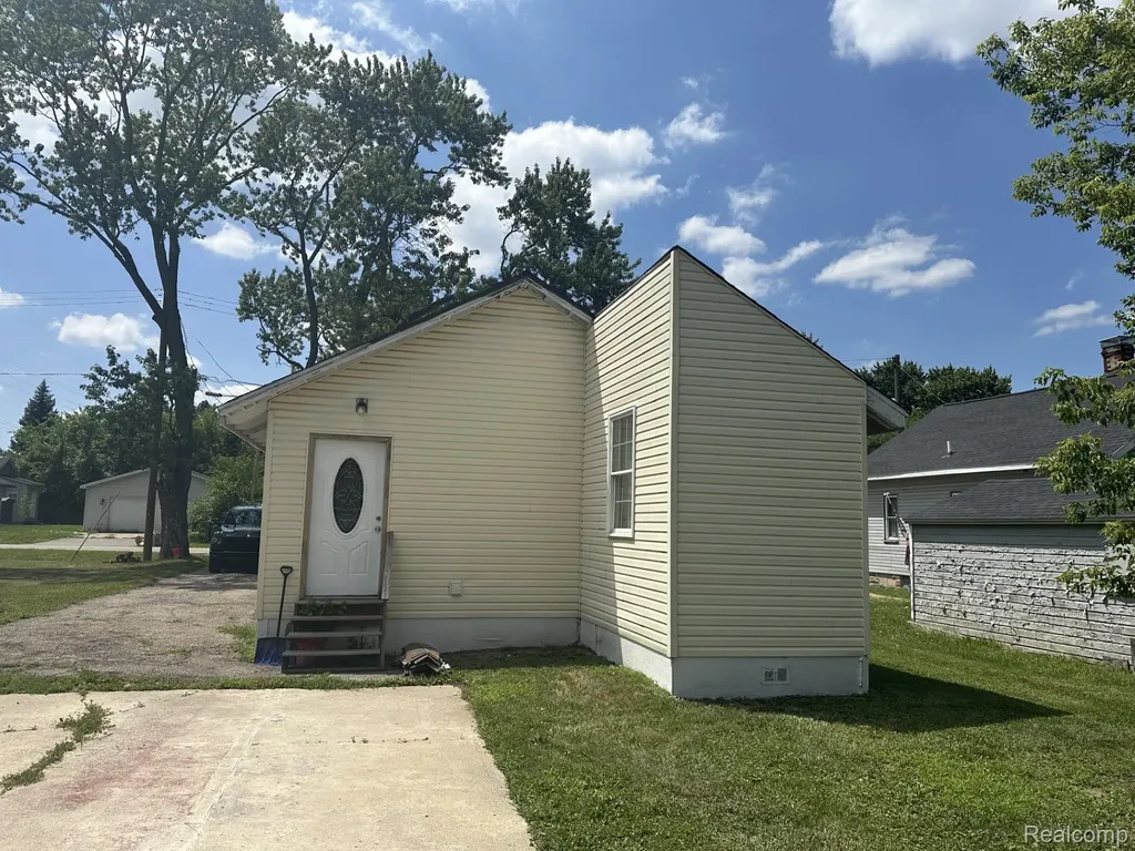 3241 Shaw Street Burton City MI 48529