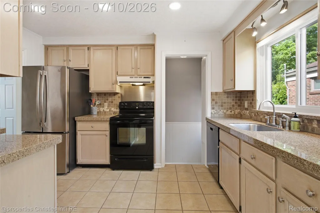 1532 Cheltenham Road Birmingham City MI 48009