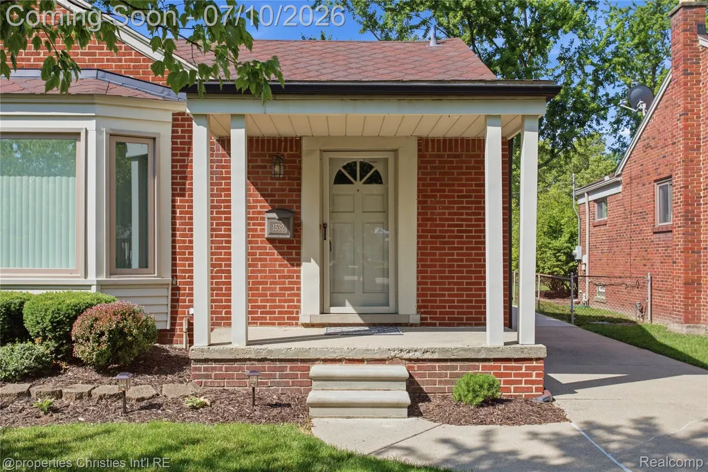 1532 Cheltenham Road Birmingham City MI 48009