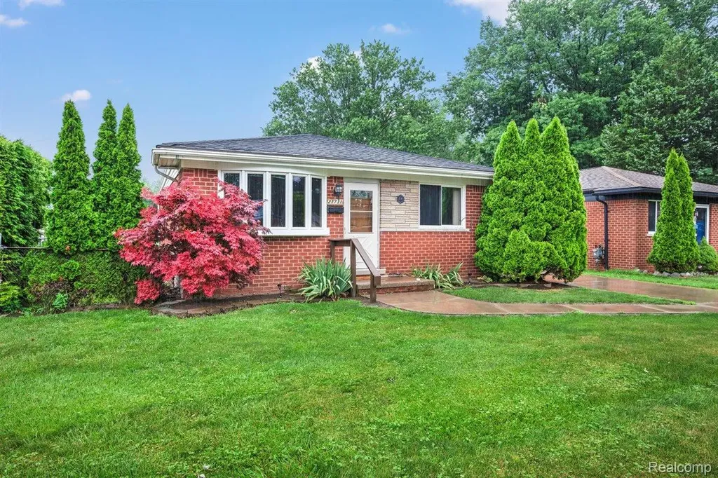 21731 Raymond Street St. Clair Shores City MI 48082