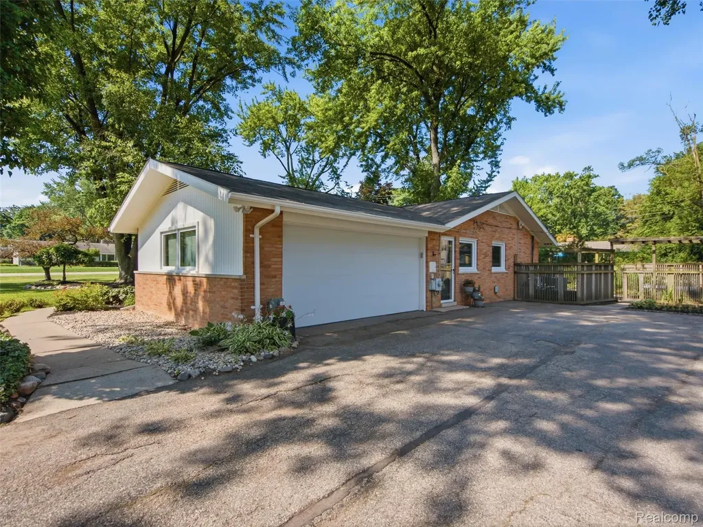 3405 Upton Drive Troy City MI 48084